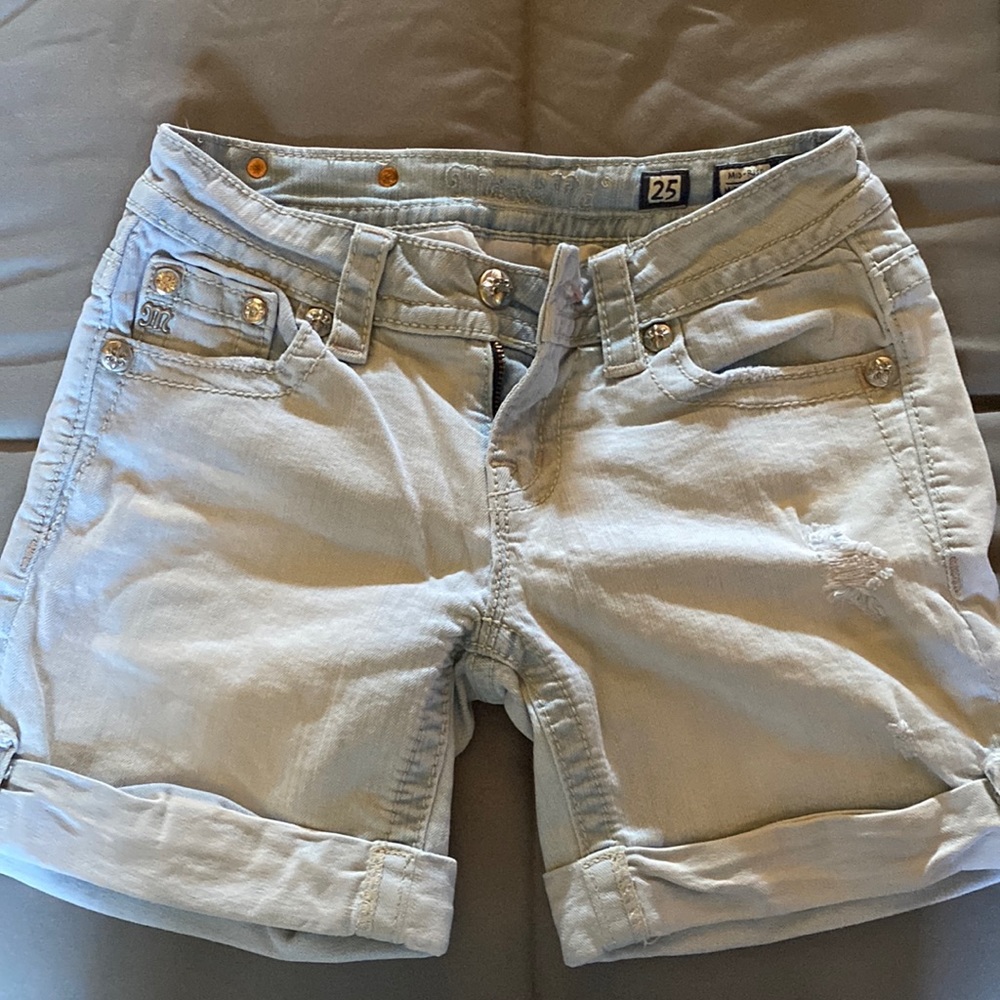 Too small has a pinks stain on the back no sure what bleed on it.